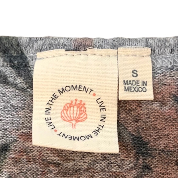 3/$30 Live in the Moment Grey Floral Sweater Sz S - Picture 9 of 11